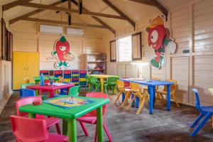 滨海罗克塔斯ALEGRIA Colonial Mar的色彩鲜艳的教室,配有桌椅