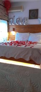 吉诺卡斯特Guest House Salaria的一间卧室,床上有红色的鲜花