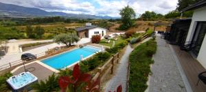 科维良Villa Regadio的享有带游泳池的房屋的空中景致