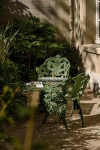 巴黎圣詹姆斯酒店的一张绿色椅子坐在桌子旁