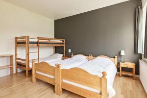 Gustavsfors阿尔卡特拉斯酒店的一间卧室配有两张双层床。