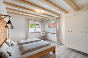布尔Ferienhaus Schwarzwaldheimat的卧室拥有白色的墙壁和一张床及窗户