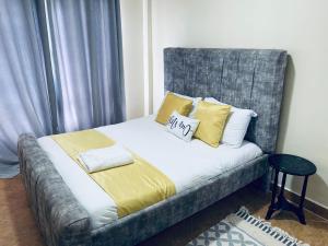 NyahururuSailepu 3 Bedroom Apartment Nyahururu的一张床上的黄色枕头