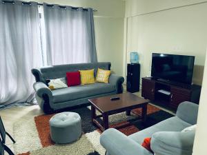 NyahururuSailepu 3 Bedroom Apartment Nyahururu的带沙发和电视的客厅