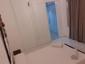 明德卢L2B - São Vicente的地板上带毛巾的白色浴室