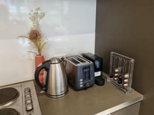 墨尔本Stylish Port Melbourne Pad的厨房柜台配有咖啡机和烤面包机