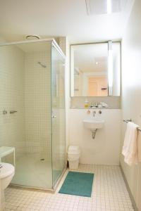 墨尔本Stylish Port Melbourne Pad的带淋浴、卫生间和盥洗盆的浴室