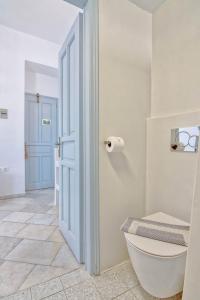 安迪帕罗斯岛曼塔乐纳酒店的白色的浴室设有卫生间和门