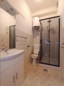 卡什泰拉Apartment Bella Costa I的带淋浴、盥洗盆和卫生间的浴室