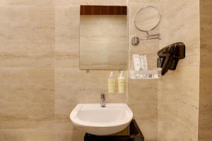 达博利Lemon Tree Hotel, Dapoli的一间带水槽和镜子的浴室