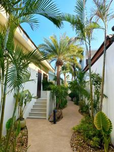 格兰岛Malaya Villa Kohlarn的种有棕榈树的庭院和楼梯