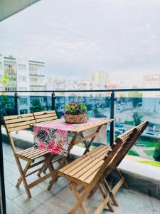 梅尔辛Yeni denize yakın minimalist evler的阳台上的野餐桌和一篮鲜花