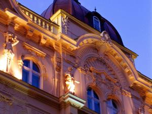 布拉格Hotel Century Old Town Prague - MGallery Hotel Collection的顶部有圆顶的建筑