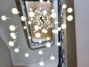 图卢兹La Cour des Consuls Hotel and Spa Toulouse - MGallery的镜子中吊灯的反射