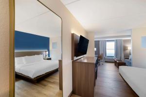 弗莱彻阿什维尔机场康福特茵酒店的配有一张床和一台平面电视的酒店客房