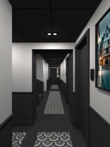 第戎Logis Hotel Darcy Dijon Centre的走廊,建筑中带有黑色墙壁和走廊