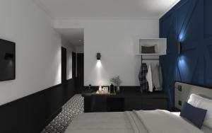 第戎Logis Hotel Darcy Dijon Centre的一间卧室设有一张床和蓝色的墙壁
