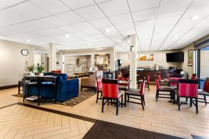雷丁里丁康福特因酒店的一个带桌椅的大堂和一间餐厅