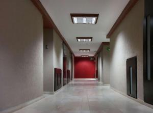 普埃布拉Sleep Inn Puebla Centro Historico的红色墙楼里空的走廊