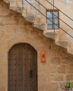 马尔丁Mirsoum Han的石头建筑,设有木门和楼梯