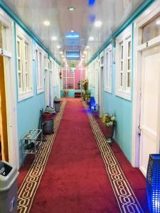 坎大哈Millat Hotel & Noor Jahan Hotel Kandahar的一条铺有红地毯的火车走廊