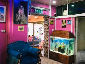 坎大哈Millat Hotel & Noor Jahan Hotel Kandahar的一间设有鱼缸和蓝椅的房间