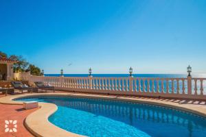 特乌拉达Villa Blue Sea by Abahana Villas的一座背景海洋的游泳池