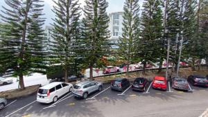 金马仑高原MUSANG ONG HOTEL的停在停车场的一群汽车