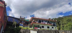 MunsyariGoroomgo Mount Kailash Homestay - Natural Landscape & Mountain View的山边的建筑