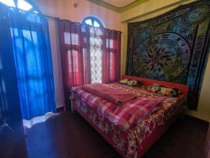 MunsyariGoroomgo Mount Kailash Homestay - Natural Landscape & Mountain View的一间设有床铺的卧室,位于带窗户的房间内