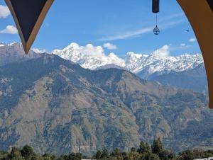 MunsyariGoroomgo Mount Kailash Homestay - Natural Landscape & Mountain View的直升机上可欣赏到白雪 ⁇ 的群山景色