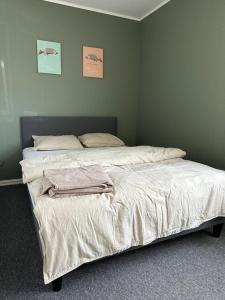 索拉Enjoy Entire Condo near Stavanger airport的一间卧室配有带毛巾的床