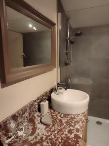 埃尔泽La croisée des champs, gîte entre Durbuy et La Roche en Ardenne的一间带水槽和镜子的浴室