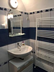 锡比乌Xenopol Central的一间带水槽和镜子的浴室