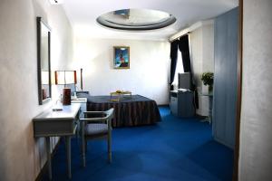 埃里温Aquapark Hotel & Villas的酒店客房配有床、书桌和水槽