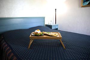 埃里温Aquapark Hotel & Villas的床上桌子上的一盘食物