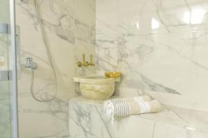伊兹密尔Sulty's Alaçatı的带淋浴和盥洗盆的白色浴室