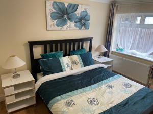 奥平顿爱与和平民宿 的一间卧室配有一张带蓝色和白色枕头的床