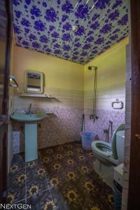 PonedasGreen One Hotel的一间带水槽和卫生间的浴室