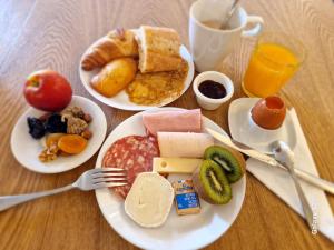 贝桑于潘港艾森豪威尔酒店（前国王酒店）的木桌上两盘早餐食品