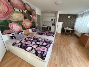 哥达Fewo 7的一间设有两张挂有鲜花的床的房间