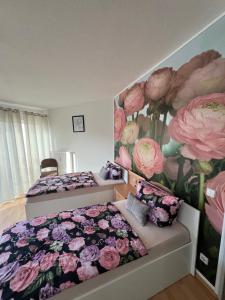 哥达Fewo 7的卧室配有两张挂有鲜花的床。