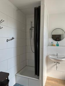 不莱梅Zimmervermittlung Hemelingen的带淋浴和盥洗盆的浴室