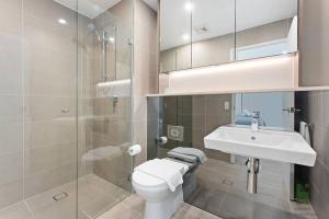 悉尼St Leonards 2B2B Apt with Skyview的浴室配有卫生间、盥洗盆和淋浴。