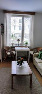 赫尔辛基Eskolampi的客厅配有沙发和桌子