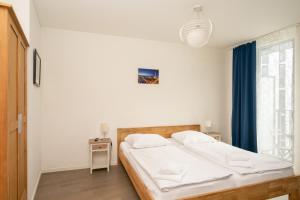 柏林亚历山大广场假日公寓酒店的一间卧室设有一张床和一个窗口