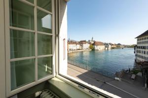 索洛图恩河畔阿勒瑞士优质酒店的享有河景的开放式窗户
