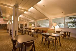 阿什兰阿什兰山套房酒店的餐厅设有桌椅和窗户。