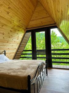 GachediliMartvili canyon cottage的一间设有床铺的卧室,位于带窗户的房间内