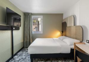 鲁昂B&B HOTEL Rouen Centre Rive Droite的酒店客房设有床和窗户。